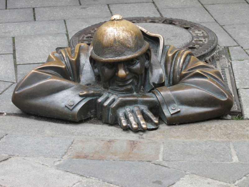 tatue bronze manhole worker resting